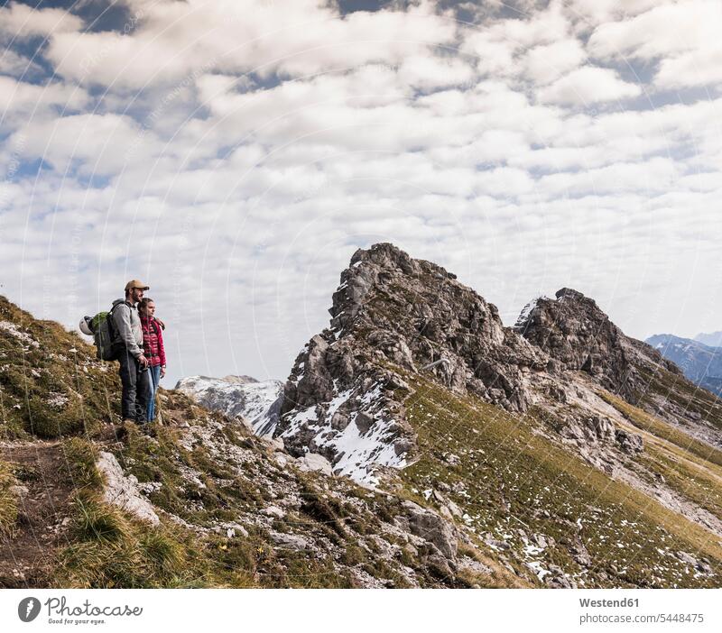 Deutschland, Bayern, Oberstdorf, zwei Wanderer in alpiner Landschaft Gebirge Berglandschaft Gebirgslandschaft Gebirgskette Gebirgszug Berge Paar Pärchen Paare