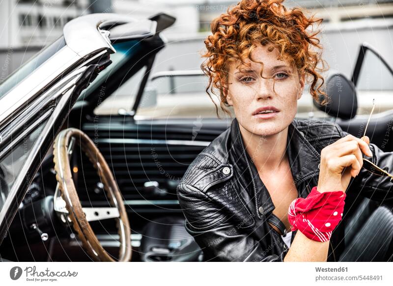 Porträt einer selbstbewussten rothaarigen Frau in einem Sportwagen Portrait Porträts Portraits Auto Wagen PKWs Automobil Autos weiblich Frauen Kraftfahrzeug