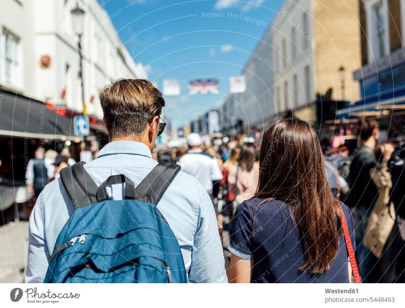 UK, London, Portobello Road, Rückenansicht des Ehepaars beim Einkaufsbummel Paar Pärchen Paare Partnerschaft Mensch Menschen Leute People Personen Shopping