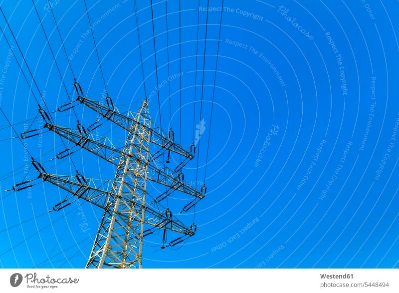 Strommast unter blauem Himmel Unterer Ausschnitt Energiewirtschaft Energieindustrien Außenaufnahme draußen im Freien Sonnenlicht Stromversorgung Blauer Himmel