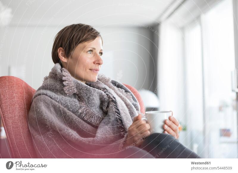 Porträt einer Frau, die sich bei einer Tasse Kaffee zu Hause entspannt weiblich Frauen Erwachsener erwachsen Mensch Menschen Leute People Personen Erinnerung