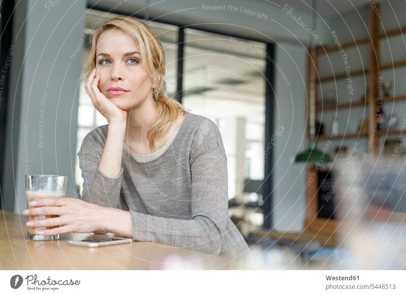 Frau macht Kaffeepause im Büro weiblich Frauen Office Büros sitzen sitzend sitzt Erwachsener erwachsen Mensch Menschen Leute People Personen Arbeitsplatz