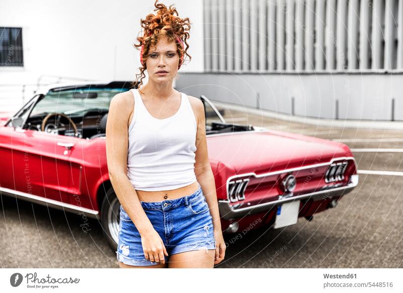 Porträt einer rothaarigen Frau im Sportwagen weiblich Frauen Auto Wagen PKWs Automobil Autos Portrait Porträts Portraits Erwachsener erwachsen Mensch Menschen