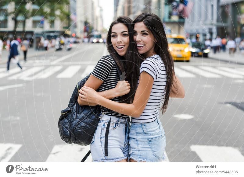 USA, New York City, zwei glückliche Zwillingsschwestern in Manhattan Schwester Schwestern New York State Spaß Spass Späße spassig Spässe spaßig Freundinnen