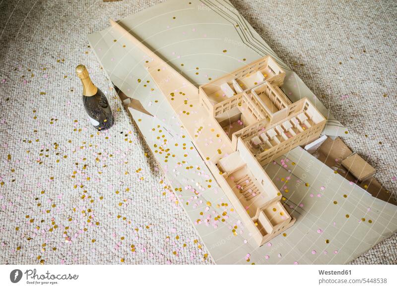 Stilleben mit Architekturmodell, Konfetti und Champagnerflasche Stillleben Stillife still life Stills Confetti Baukunst Sekt Modell Modelle Papier Papiere