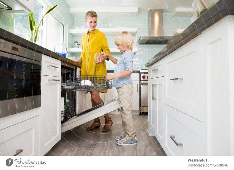Junge hilft Mutter beim Abräumen des Geschirrspülers in der Küche Sohn Söhne Geschirrspülmaschine Spülmaschine helfen mithelfen Hilfsbereitschaft beistehen