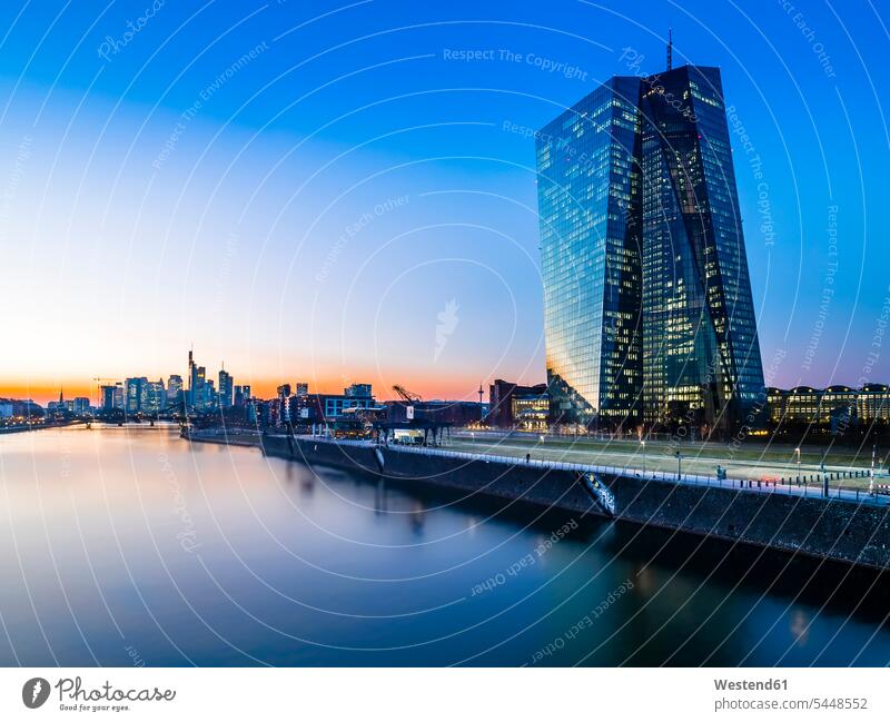 Deutschland, Frankfurt, Europäische Zentralbank und Skyline im Hintergrund bei Sonnenuntergang beleuchtet Beleuchtung Abendlicht abendliches Licht Tag am Tag