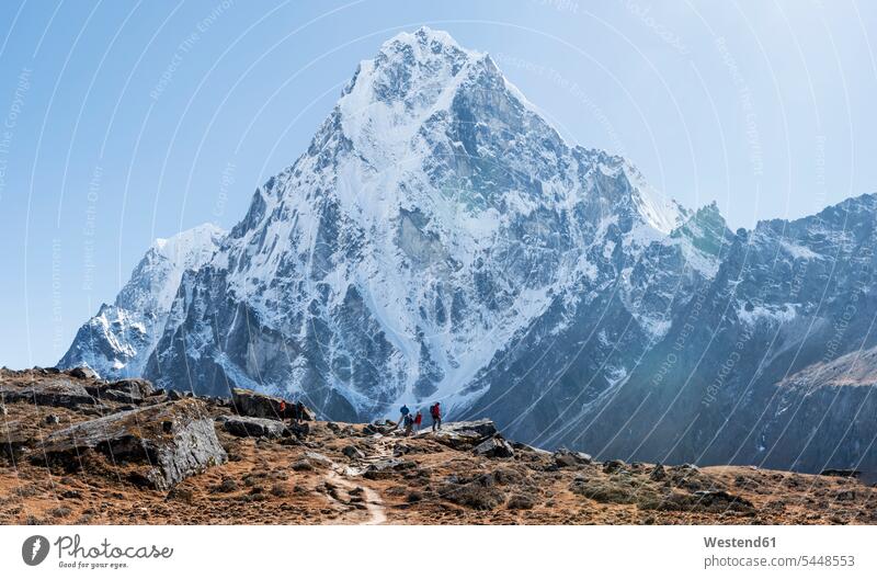 Nepal, Himalaya, Khumbu, Everest-Region, Cho la, Gipfel des Cholatse Landschaftsaufnahme Landschaftsfotografie Jobo Lhaptshan Tag am Tag Tageslichtaufnahme
