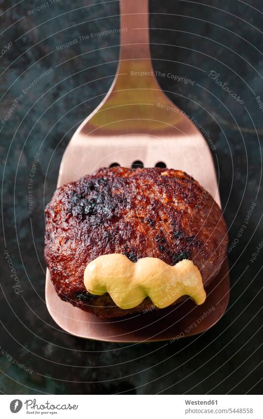 Frischfleischpastete mit Senf auf einem Spatel Draufsicht Vogelperspektive von oben Aufsicht Schweinefleisch kochen herzhaft deftig Studioaufnahme