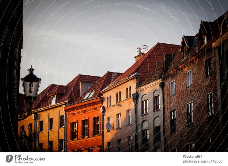 Polen, Torun, Häuserzeile in der Altstadt bei Sonnenuntergang Häuserreihe Straßenzug Haeuserreihe Strassenzug Außenaufnahme draußen im Freien Architektur