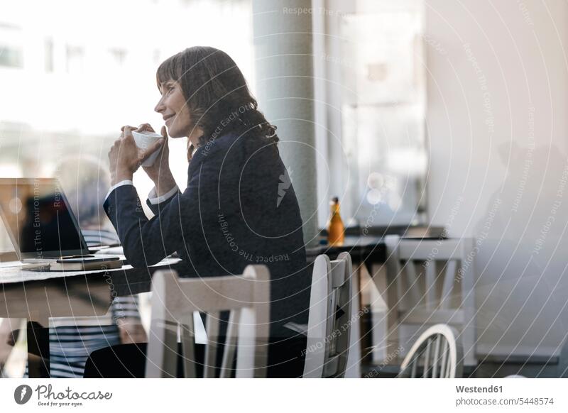 Geschäftsleute mit Laptop, sitzen im Café und trinken Kaffee Europäer Kaukasier Europäisch kaukasisch WLan Wireless Lan W-Lan Wifi Textfreiraum Business