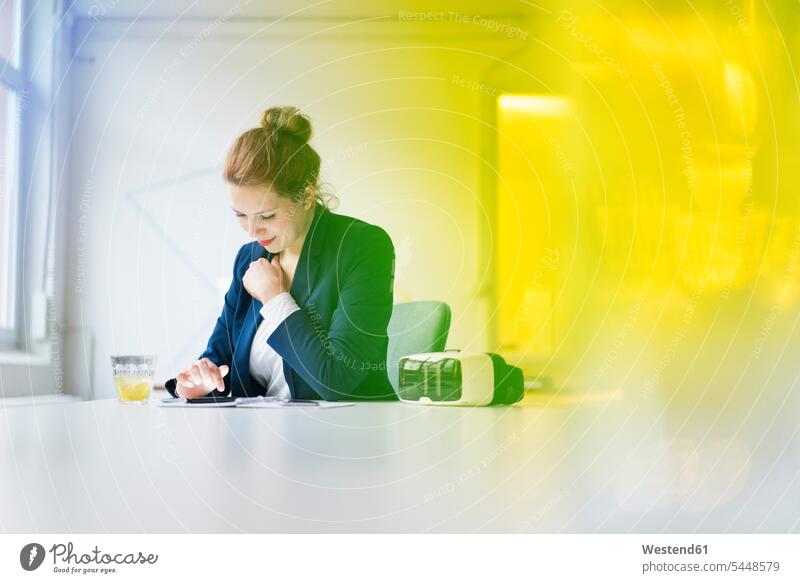 Geschäftsfrau am Schreibtisch sitzend mit VR-Brille Geschäftsfrauen Businesswomen Businessfrauen Businesswoman sitzt arbeiten Arbeit Virtual Reality