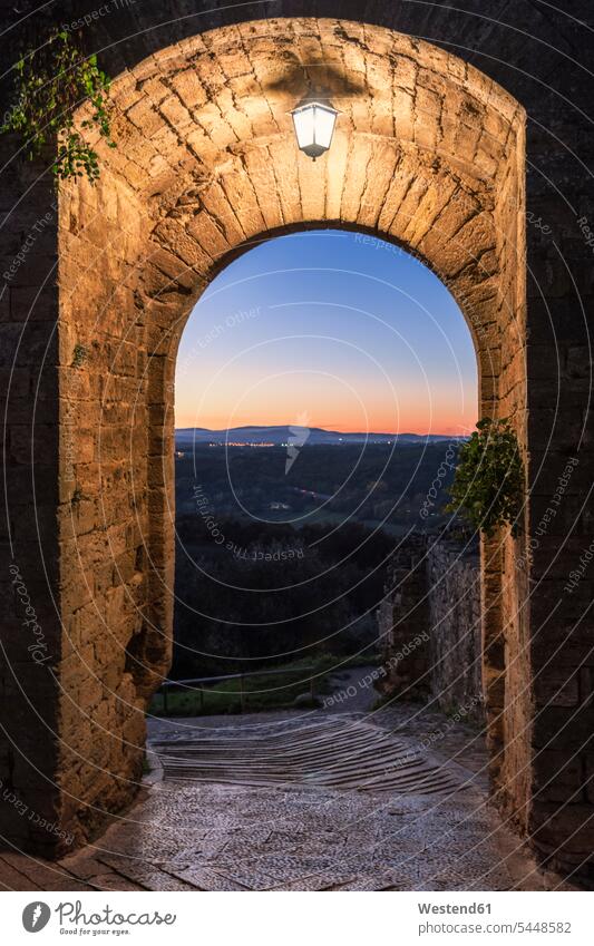 Italien, Toskana, Monteriggioni, Porta di Sotto beleuchtet Beleuchtung Laterne Laternen historisch historisches geschichtlich Ruhe Beschaulichkeit ruhig
