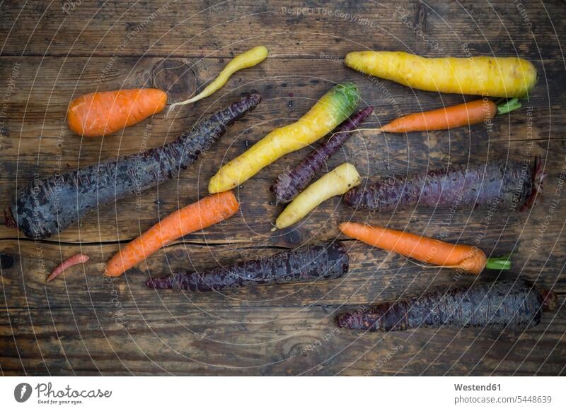 Wintergemüse, Karotten, Rote Beete und Pastinaken ungekocht roh vitaminreich rustikal Fülle Fuelle dunkles Holz Mohrrüben Möhre Möhren Gesunde Ernährung