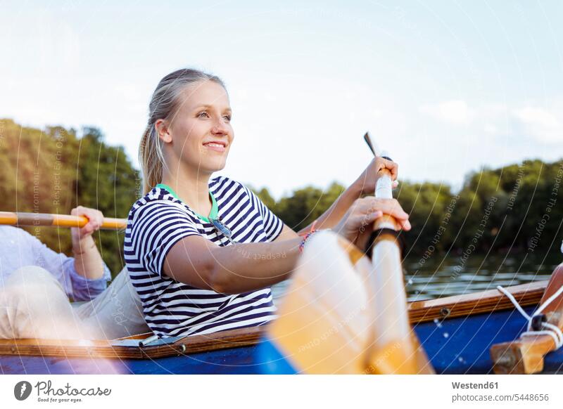 Junges Paar geniesst eine Kanufahrt mit Segeln auf einem See Ausflug Ausflüge Kurzurlaub Ausfluege genießen geniessen Genuss Kanus Seen Pärchen Paare