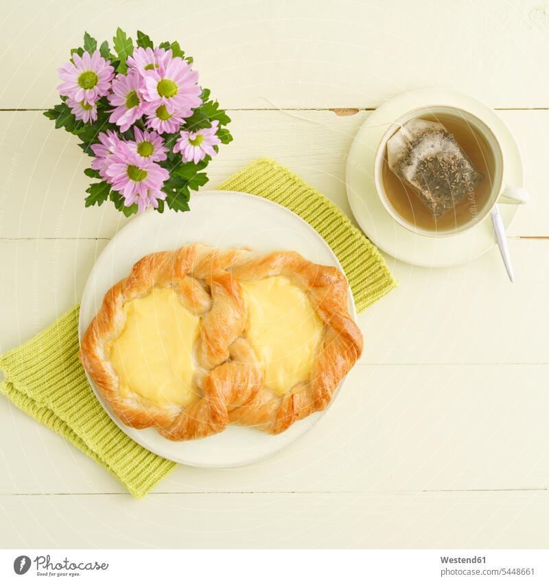 Schneckengebäck mit Vanillepudding Food and Drink Lebensmittel Essen und Trinken Nahrungsmittel Tee Tees Teetasse Teetassen Puddingschnecke Blume Blumen Blüte