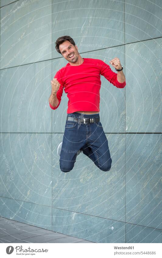 Aktiver Mann springt vor Freude, jubelt lachen springen hüpfen jubeln Jubel Erfolg Erfolge erfolgreich freuen aktiv Männer männlich positiv Emotion Gefühl