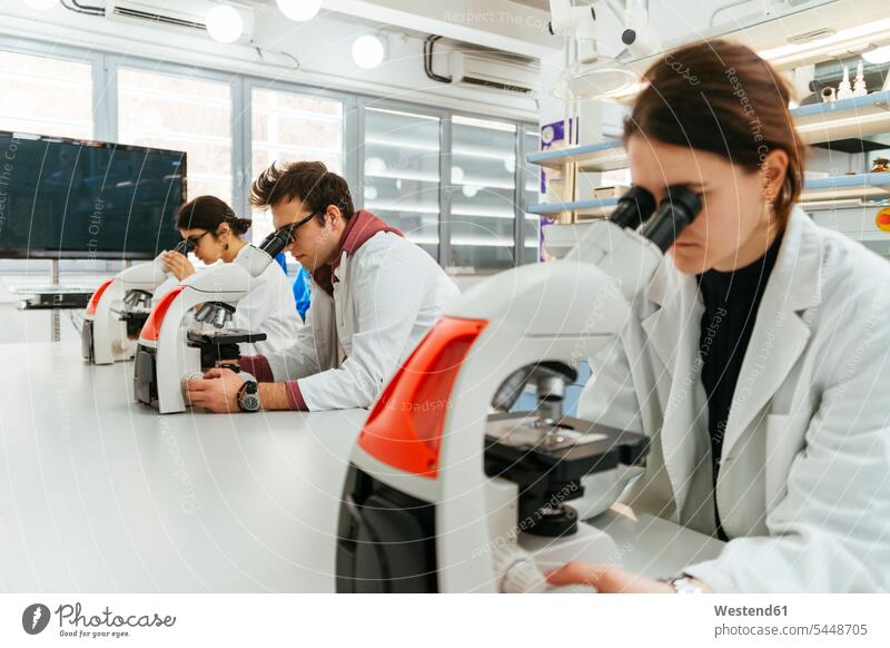 Labortechniker mit Mikroskopen im Labor Laborant Laboranten untersuchen prüfen arbeiten Arbeit Labore Wissenschaft wissenschaftlich Wissenschaften Untersuchung
