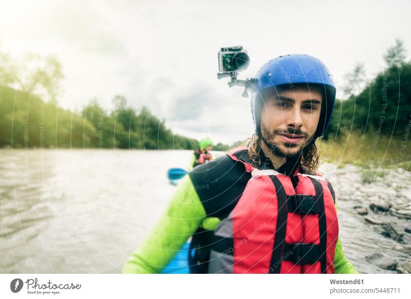 Deutschland, Bayern, Allgäu, Porträt eines selbstbewussten jungen Mannes mit Action-Cam Kajakfahren auf der Iller Fluss Fluesse Fluß Flüsse Kanu Kanus Portrait
