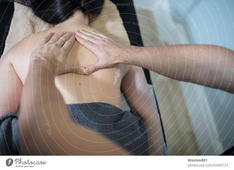 Physio-Massage für den Rücken der Frau Behandlung Behandlungen Massagen massieren Praxis Patientin Kranke Patientinnen Medizin medizinisch Gesundheitswesen