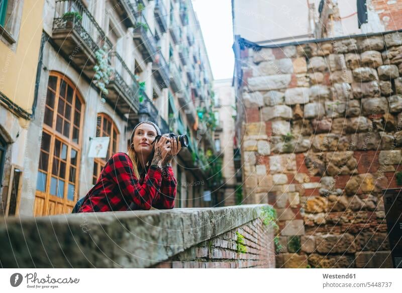Spanien, Barcelona, junge Frau beim Fotografieren mit der Kamera im Gotischen Viertel weiblich Frauen Erwachsener erwachsen Mensch Menschen Leute People