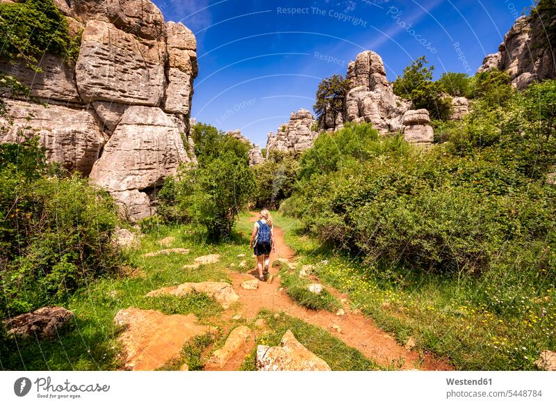 Spanien, Provinz Malaga, El Torcal, Frau beim Wandern Naturschutzgebiet Schutzgebiet Schutzgebiete Naturschutzgebiete weiblich Frauen Wanderin Wanderinnen