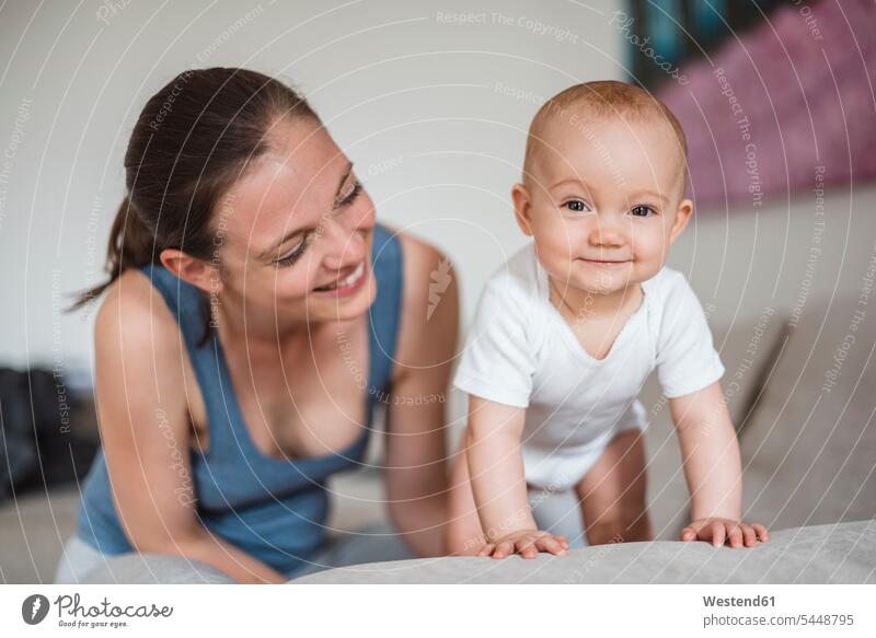 Porträt eines kleinen Mädchens mit Mutter auf der Couch Portrait Porträts Portraits Baby Babies Babys Säuglinge Kind Kinder lächeln Mami Mutti Mütter Mama