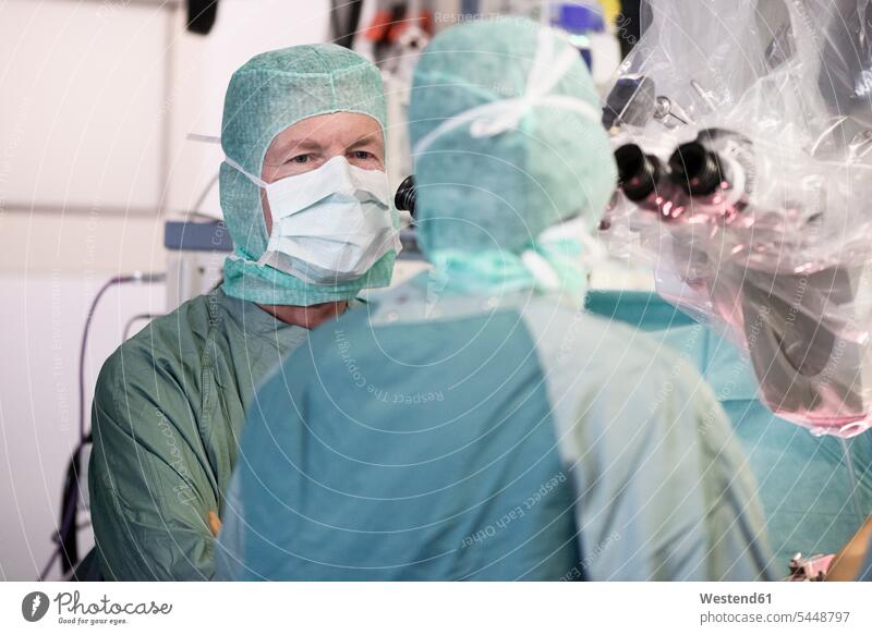 Neurochirurgischer Beratungskollege während einer Operation Kollegen Arbeitskollegen Arzt Doktoren Ärzte OP Operationen operieren Chirurgie Medizin medizinisch