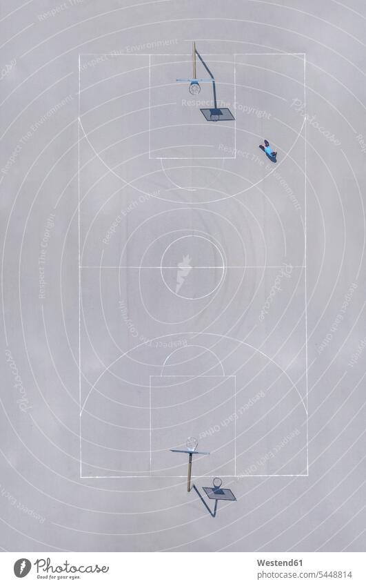 Basketballplatz, Draufsicht Luftaufnahme Luftaufnahmen Vogelperspektive Luftbild Luftbilder Sport eine Person single 1 ein Mensch einzelne Person Ein