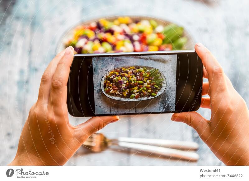 Mädchen fotografiert Quinoa-Salat mit Smartphone, Nahaufnahme fotografieren Hand Hände Mensch Menschen Leute People Personen Salate iPhone Smartphones halten