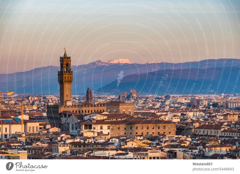 Italien, Florenz, Stadtbild mit Palazzo Vecchio bei Sonnenaufgang Stadtlandschaft Stadtansicht Turm Türme Tuerme Städtereise City Trip Kurztripp City Break