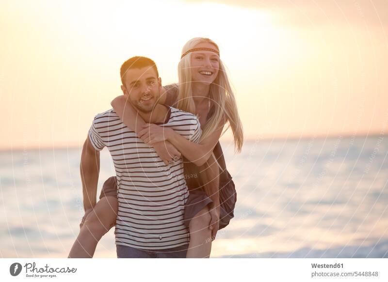 Junges Paar amüsiert sich am Strand Urlaub Ferien glücklich Glück glücklich sein glücklichsein romantisch schwärmerisch schwaermerisch gefuehlvoll gefühlvoll
