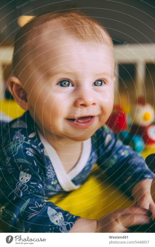 Porträt eines glücklichen kleinen Jungen in seiner Wiege Portrait Porträts Portraits Kinderbett Kinderbetten männliche Babys männliches Baby männliche Babies