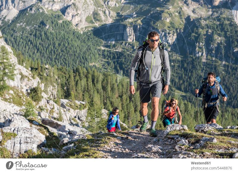 Italien, Freunde beim Trekking in den Dolomiten Bergsteiger Alpinisten Aufstieg Bergwandern Bergtour Trecking aktiv Dolomiti bergsteigen Bergsteigen Alpinismus