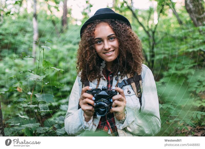 Porträt eines lächelnden Teenager-Mädchens beim Fotografieren in der Natur Teenagerin junges Mädchen Teenagerinnen weiblich junge Frau fotografieren Portrait