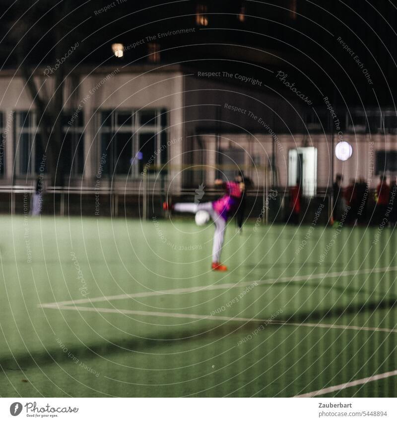 Sportplatz bei Nacht, unscharf, Fußballspieler schießt Ball, Bewegungsunschärfe Spieler Schuss schießen abziehen lila dunkel schattig Unschärfe Atmosphäre