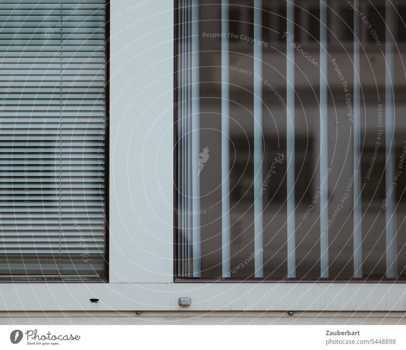 Fensterrahmen mit Jalousien und Lamellen, hellgrau und abstrakte Form, eckig und ordentlich Rahmen symmetrisch Struktur urban städtisch Fassade Gebäude