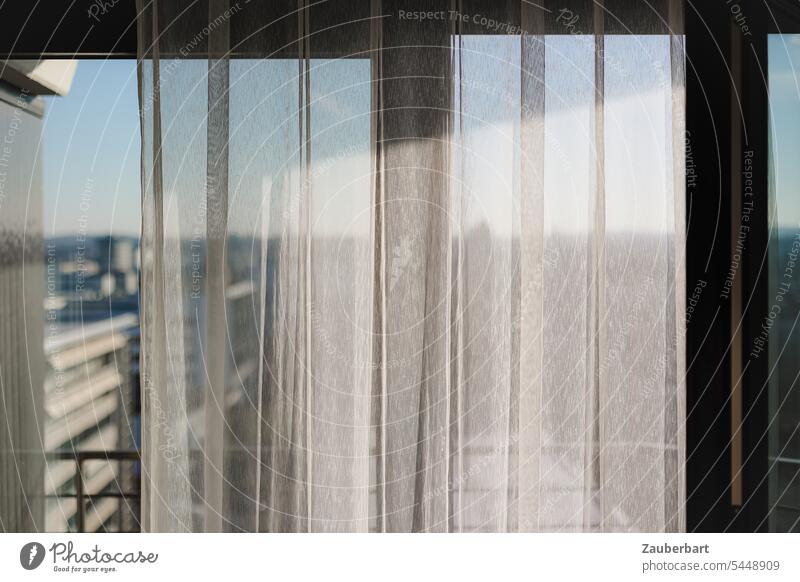 Verschleierter Blick aus dem Fenster durch eine Gardine auf die Stadt, Faltenwurf, Licht und Schatten Schleier verschleiert Sonne romantisch versteckt