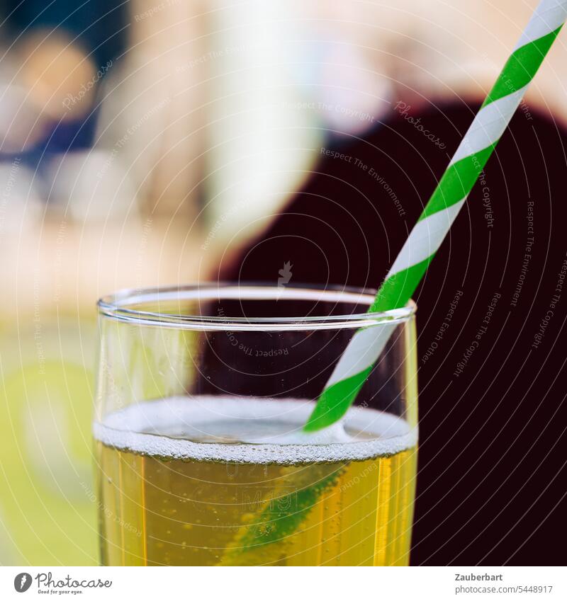 Trinkhalm, grün-weiß gestreift, steckt im Glas mit Apfelschorle Strohhalm Getränk Sommer Schorle trinken erfrischung erfrischend durst Hitze Erfrischung Durst