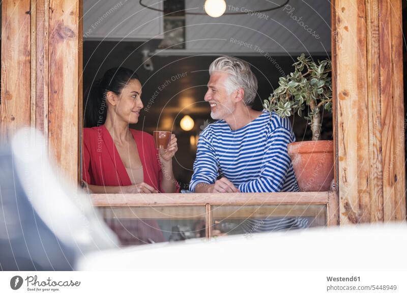 Treffen eines reifen Paares in einem Cafe Verabredung verabreden Pärchen Partnerschaft flirten Flirt Gemeinsam Zusammen Miteinander Kaffee Kaffeehaus Bistro