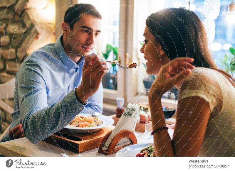 Ehepaar beim Abendessen in einem Restaurant Lokal Speiserestaurant Lokale Speiselokale Restaurants Speiserestaurants Paar Pärchen Paare Partnerschaft essend