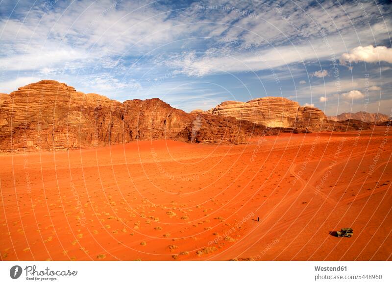 Jordanien, Wadi Rum, Mann auf Wüstenspaziergang rötlich roetlich rot Linsenreflexion Blendenflecken Reflexlicht Lens Flare Königreich Jordanien eine Person