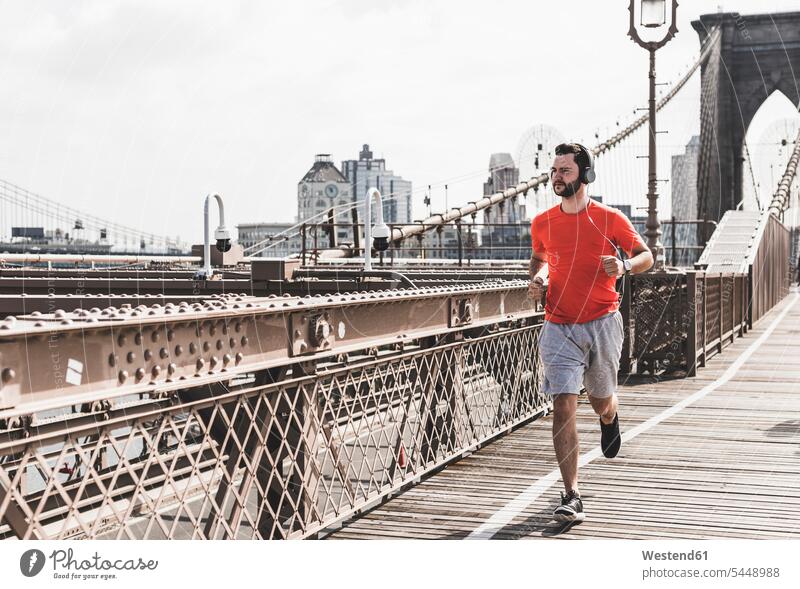 USA, New York City, Mann läuft auf der Brooklyn Brige Brücke Bruecken Brücken Männer männlich laufen rennen Joggen Jogging Kopfhörer Kopfhoerer Erwachsener
