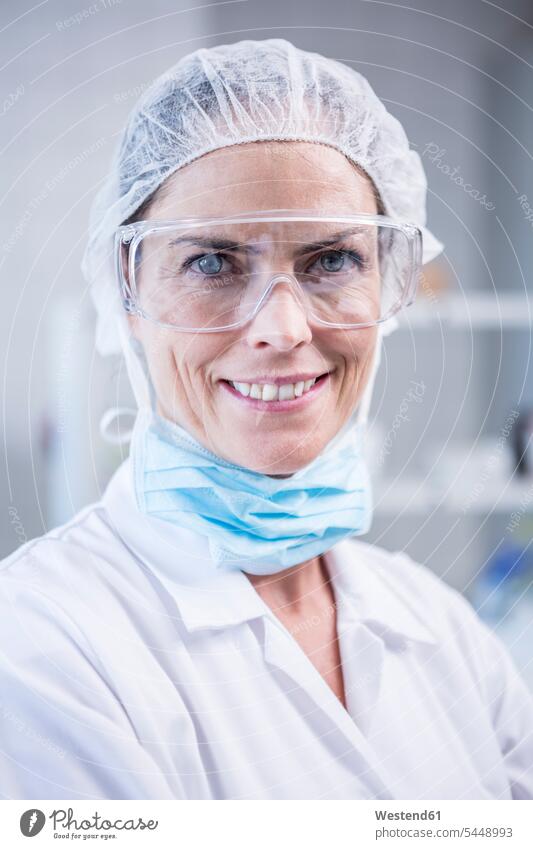 Porträt eines lächelnden Wissenschaftlers im Labor Portrait Porträts Portraits Zuversicht Zuversichtlich Selbstvertrauen selbstbewusst Vertrauen Labore