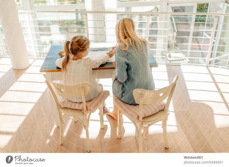 Reife Frau und Mädchen ziehen zu Hause zusammen weiblich Frauen malen sitzen sitzend sitzt entspannt entspanntheit relaxt Erwachsener erwachsen Mensch Menschen