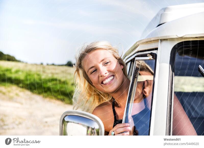 Glückliche Frau, die aus dem Fenster eines Lieferwagens schaut ländlich auf dem Land auf dem Lande Spaß Spass Späße spassig Spässe spaßig Kleinbus Kleinbusse
