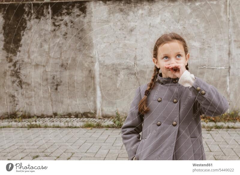 Bildnis eines kleinen Mädchens mit Zöpfen in grauem Mantel Portrait Porträts Portraits weiblich Mäntel Jacke Zopf Geflochtener Zopf Geflochtene Zöpfe graues