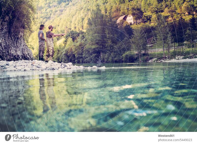 Slowenien, zwei Männer beim Fliegenfischen im Fluss Soca Mann männlich Fluesse Fluß Flüsse stehen stehend steht Angler angeln angelt angelnd Erwachsener