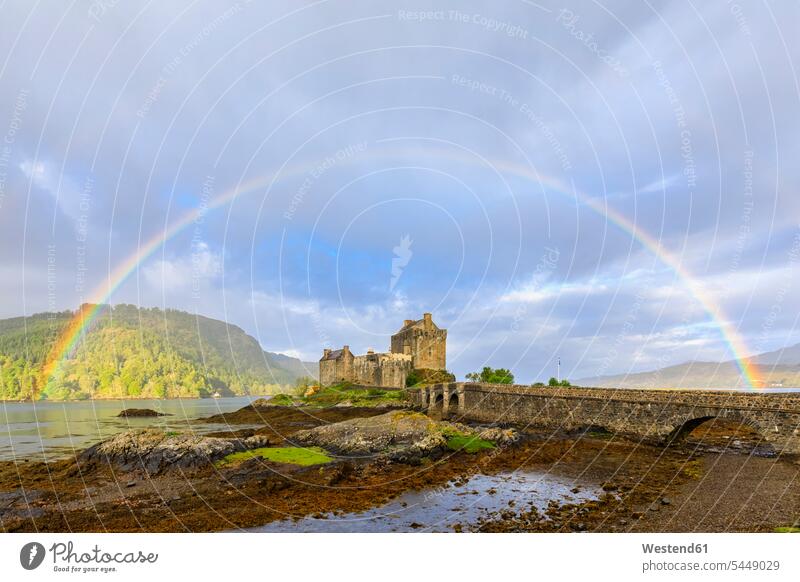 Großbritannien, Schottland, Dornie, Loch Duich, Eilean Donan Castle mit Regenbogen Wolke Wolken Aussicht Ausblick Ansicht Überblick bewölkt Bewölkung bedeckt