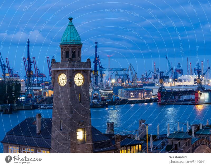 Deutschland, Hamburg, Uhrenturm an den Anlegestellen Blaue Stunde Turm Türme Tuerme Textfreiraum Stadtansicht Urban Stadtbilder Stadtansichten Stadtlandschaften